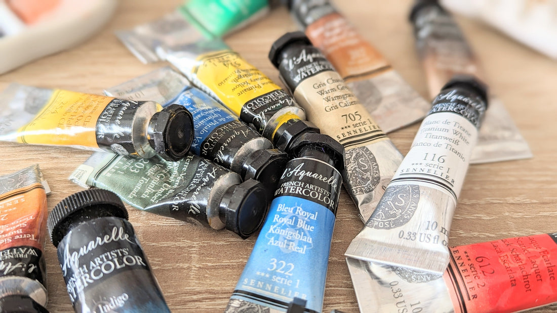 Matériel aquarelle montrant différents tubes de couleur